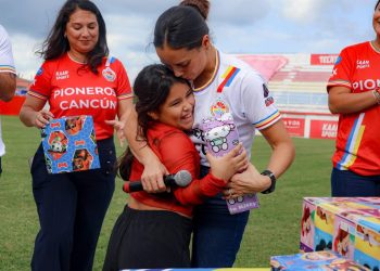 PREMIA ANA PATY PERALTA A NIÑAS Y NIÑOS GANADORES DEL CONCURSO “EL BUZÓN DE SANTA Y REYES MAGOS”