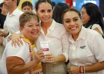 ENTREGA ANA PATY PERALTA 100 CREDENCIALES A ARTESANOS Y EMPRENDEDORES