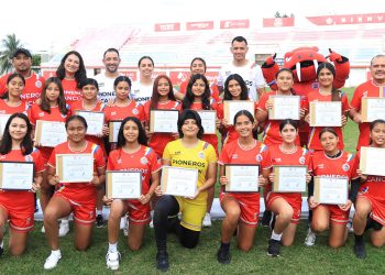 RESPALDA ANA PATY PERALTA A LAS Y LOS DEPORTISTAS CANCUNENSES