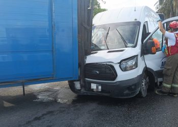 Accidente en el Boulevard Kukulkán: Un choque entre camiones y una van deja caos en Cancún