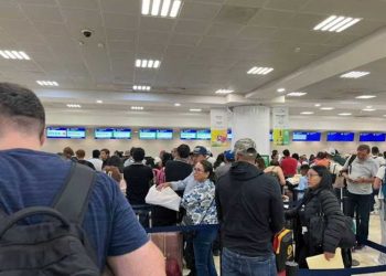 «¡Caos en el Aeropuerto de Cancún! Falla en Sistema de Migración Genera Largas Filas»