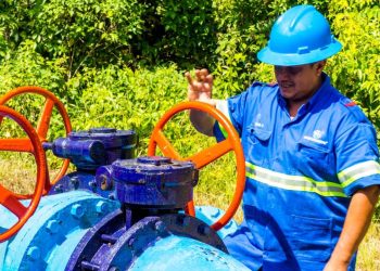 ### **Quintana Roo demandará a Aguakán por irregularidades y riesgos a la salud** El gobierno de Quintana Roo anunció que interpondrá una denuncia contra la concesionaria Aguakán por varios motivos, incluidos incumplimientos de contrato, la ampliación irregular de su concesión y la calidad del agua suministrada, que supuestamente contiene partículas contaminantes y bacterias peligrosas. Según la Secretaría de Gobierno, la empresa ha estado inyectando agua contaminada al manto freático, lo que ha provocado daños al medio ambiente y pone en riesgo la salud pública. Además, la empresa está acusada de manipular el proceso de ampliación de la concesión, recibiendo un pago millonario de 1,055 millones de pesos, lo cual no estaba permitido por la ley. ### **Denuncias y medidas de la administración estatal** La secretaria de Gobierno, Cristina Torres, destacó que las denuncias están fundamentadas en un análisis exhaustivo de la operación de Aguakán, que incluyó auditorías y muestreos de agua. Se detectaron altos niveles de E. coli y coliformes fecales, excediendo los límites permitidos, lo que representa un grave peligro para la salud. Además, la denuncia incluye la ilegalidad en la prórroga de la concesión, que se extendió hasta 2053 sin cumplir con los procedimientos legales establecidos. El gobierno también presentó pruebas ante la Fiscalía General de la República, lo que resultó en órdenes de aprehensión contra algunos directivos de la empresa. ### **Posición de Aguakán ante las acusaciones** Por su parte, Aguakán rechazó las acusaciones y alegó que ha operado dentro de la legalidad y con un compromiso social. En un comunicado, la concesionaria defendió su labor, destacando las inversiones realizadas en infraestructura y los pagos realizados a la Comisión Nacional del Agua (Conagua) y a la Secretaría de Hacienda. También se refirió a la modificación de su título de concesión en 2014, que se llevó a cabo con la aprobación de las autoridades locales. Aguakán también expresó su disposición para una posible terminación anticipada de la concesión, siempre y cuando se respete el marco legal y se garantice una compensación justa. ### **Impacto en la población y el medio ambiente** El conflicto entre el gobierno estatal y Aguakán refleja un creciente malestar social debido a los problemas relacionados con el suministro de agua en la región. La falta de agua durante largos periodos, los cobros indebidos y las irregularidades en la calidad del servicio han generado una fuerte reacción por parte de los ciudadanos. En una consulta popular reciente, la mayoría de los participantes expresaron su deseo de finalizar la concesión con Aguakán. Este litigio subraya la tensión entre la necesidad de un servicio público de calidad y los intereses de las empresas concesionarias, mientras las autoridades buscan proteger tanto la salud pública como el medio ambiente.