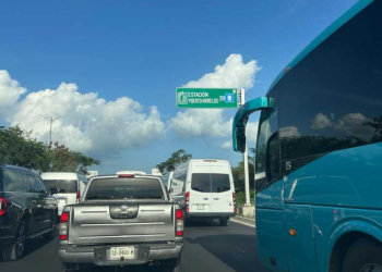 «Larga fila y desesperación en la carretera Playa del Carmen-Cancún por accidente y reparaciones»