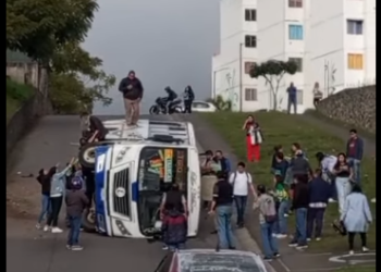 VIDEO: ¡Se Voltea Autobús en La Pradera! Hay Heridos 😱🚨
