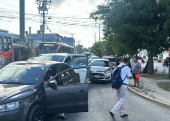 Carambola en la avenida Kabah genera tráfico lento en Cancún