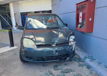 «¡Impactante! Mujer Estrella su Auto contra Tienda en Cancún y Causa Pánico»