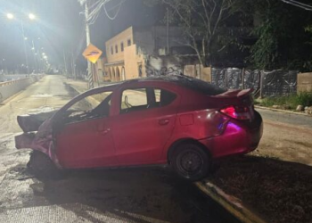 Auto se incendia tras choque en el Bulevar Colosio, conductor ileso