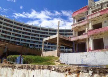 Buscan Rescatar 15 Edificios Abandonados en la Zona Hotelera de Cancún