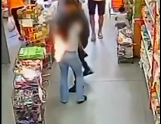 VIDEO: Mujer en Brasil sufre accidente cuando su celular explota en la fila de una tienda