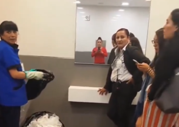 VIDEO: Indignante: Empleadas de Liverpool Satélite obligan a limpiadora a abrir papeles sucios en busca de un anillo perdido