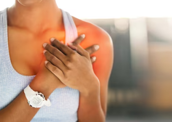 Joven toma una bebida energética antes de ir al gym y sufre varios paros cardíacos