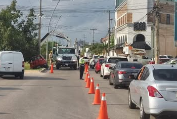 «Choque de Camioneta contra Poste en Cancún Provoca Reparaciones en Av. Huayacán»