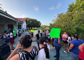 Padres de familia protestan por cancelación de domo en primaria de Chetumal