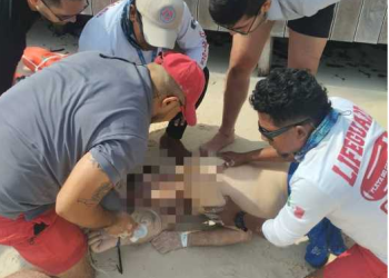 Turista Español Rescatado en Playa del Carmen Tras Ser Arrastrado por la Corriente