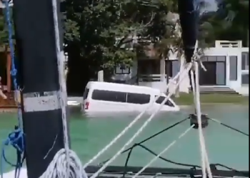 VIDEO: Clausuran hotel en Bacalar tras caída de van en la Laguna de los Siete Colores