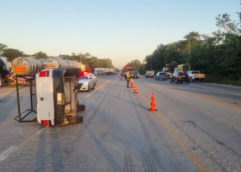 Accidente en Libramiento Cancún-Mérida Deja Dos Lesionados Tras Volcadura de Camioneta