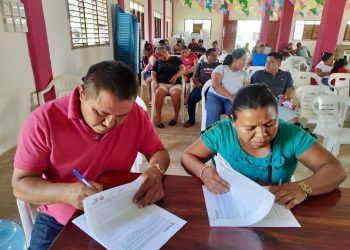 Por la justicia social AGEPRO entrega convenios de regularización a familias de Bacalar