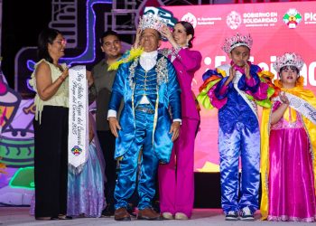 Estefanía Mercado corona a los soberanos de “El Carnaval del pueblo” Playa del Carmen 2025