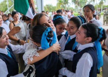 Abandera Mara Lezama a escoltas de 26 escuelas de Quintana Roo, en actividad simultánea con Claudia Sheinbaum