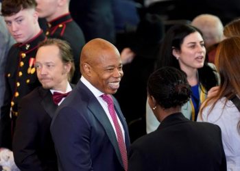 Alcalde de Nueva York dice que no prometió nada a cambio de retirar cargos en su contra