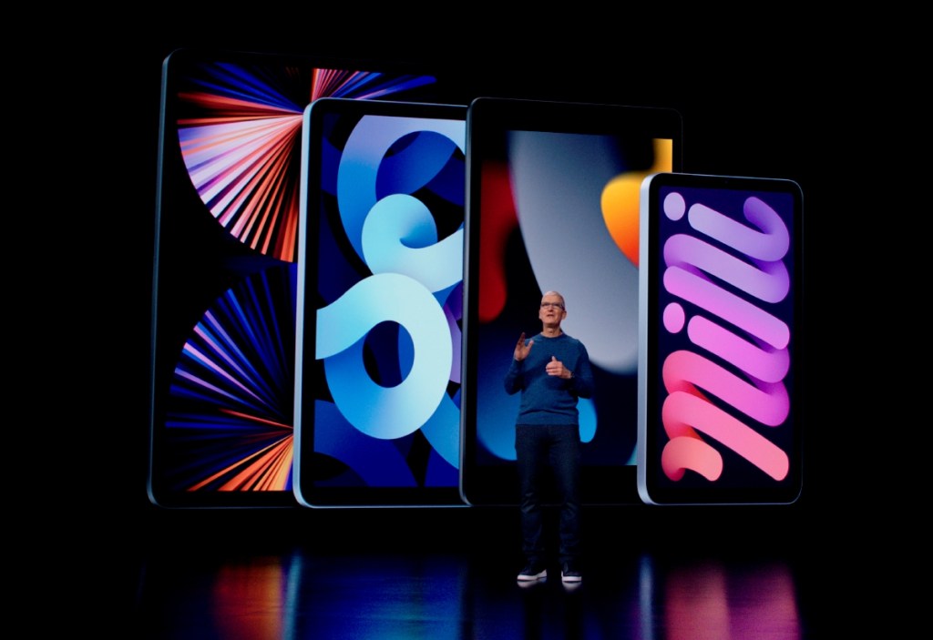 Tim Cook, CEO de Apple. El presidente Trump aseguró que la empresa trasladará su producción a EE.UU.