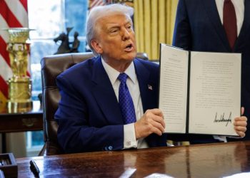 Aranceles, órdenes presidenciales y deportaciones marcan el primer mes de Trump