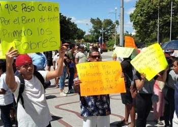 VIDEO «Artesanos se manifiestan y denuncian supuestos abusos por parte de las autoridades: «Nos están tratando como delincuentes»