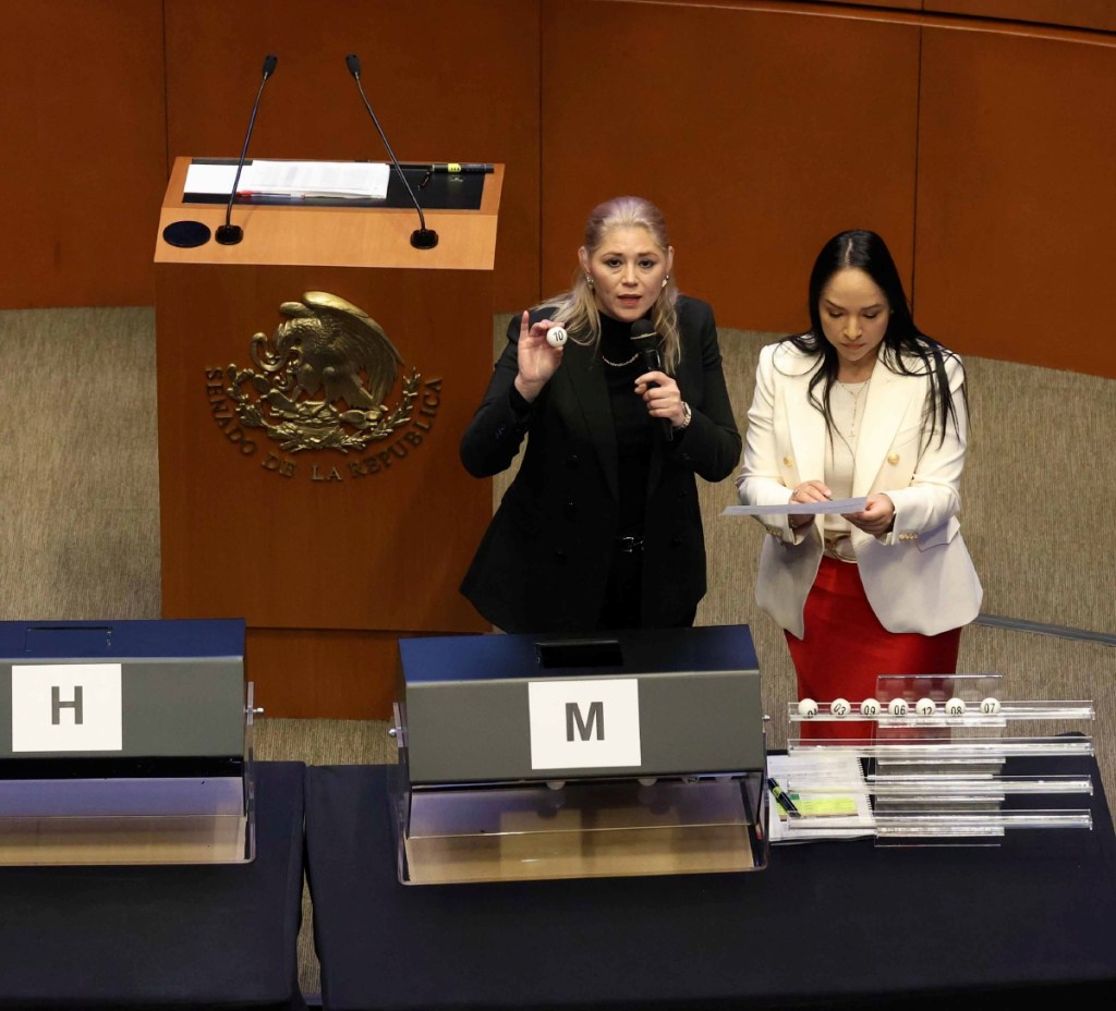 Las senadoras Verónica Camino Farjat y Lizeth Sánchez en la tómbola del jueves 30 para seleccionar a los candidatos a la elección judicial