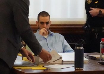 Atacante de Salman Rushdie es declarado culpable de intento de asesinato y agresión