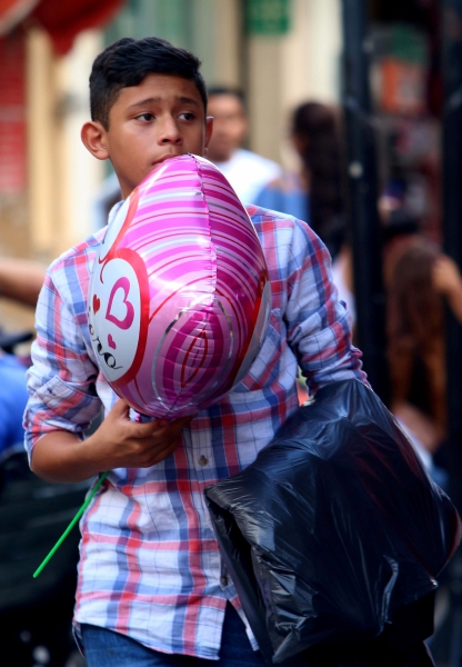 Globos, peluches, pasteles, chocolates y rosas, son los regalos más populares en San Valentín