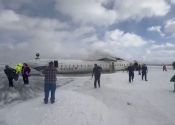 Avión de pasajeros de Delta termina volcado sobre la pista al aterrizar en Toronto