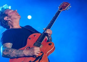 Brian Setzer tiene enfermedad autoinmune que le impide tocar la guitarra 