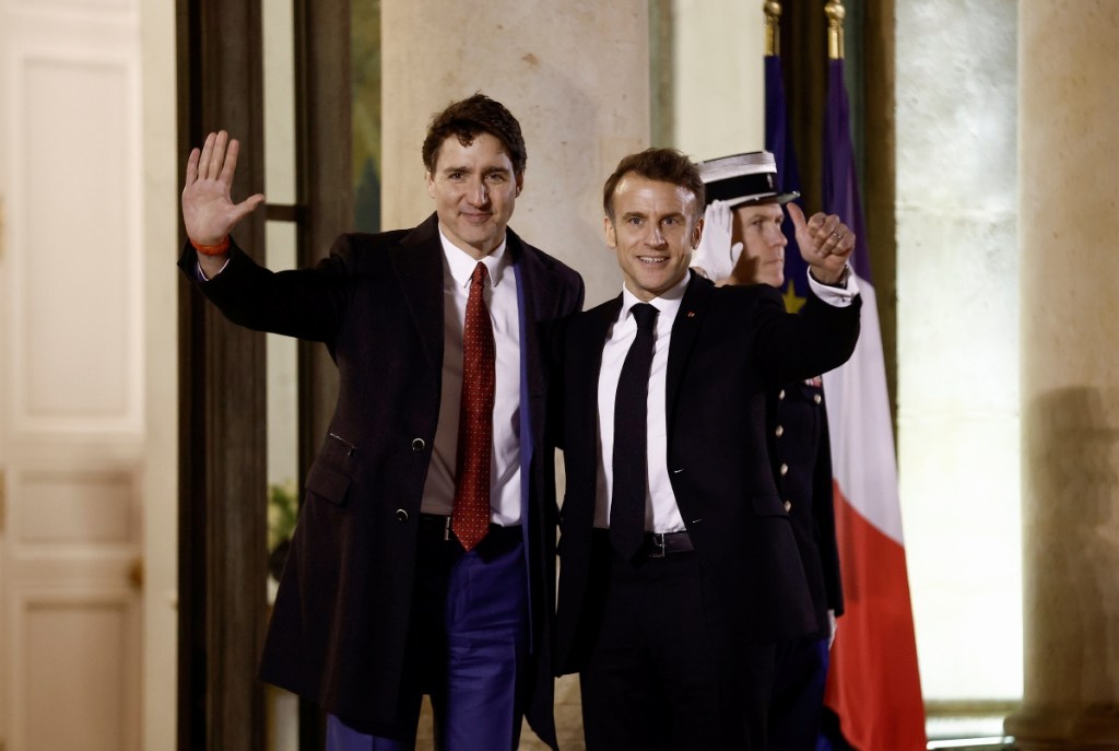 El presidente francés, Emmanuel Macron, recibe ayer al primer ministro de Canadá, Justin Trudeau. Ambos estarán en evento de IA