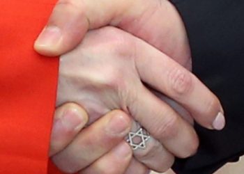 Causa polémica en Líbano una sortija