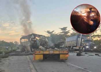 Chocan autobús y tráiler en Campeche: decenas de carbonizados