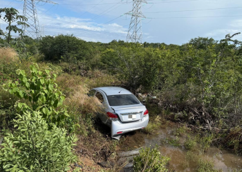 «Conductor pierde el control y termina en la maleza en la avenida Chac Mool»