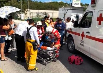 ¡Auto “fantasma” arrolla a motociclista en Isla Mujeres y huye del lugar!