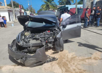«Chocan a camioneta y se estrella en Supermanzana 76 de Cancún»