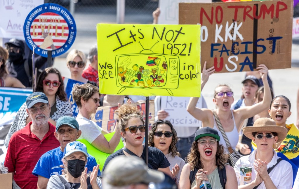 Ciudadanos estadounidenses gritan consignas contra las políticas del presidente Donald Trump, como parte de una protesta nacional en el Día de los Presidentes, ayer lunes en el centro de Miami, Florida