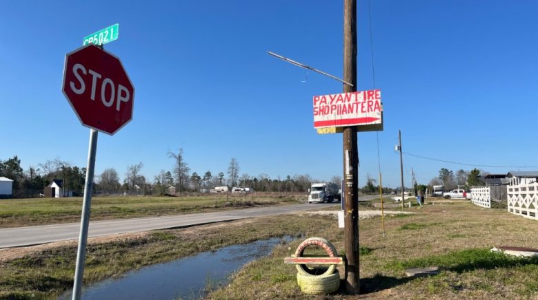 Una carretera desierta en la localidad de Colony Ridge, al noreste de Houston, Texas, tras reciente operación contra los indocumentados