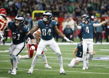 Eagles arrasan a los Chiefs al descanso del Super Bowl