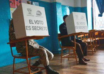 Ecuador decide unas elecciones polarizadas entre el presidente Noboa y González