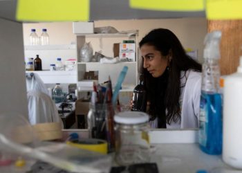 EE.UU. recorta miles de millones de dólares en financiación para investigación biomédica