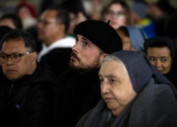El cardenal Tagle preside el segundo rezo del rosario por el papa en la plaza de San Pedro