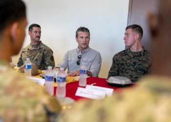 El jefe del Pentágono dice en Guantánamo que su uso como punto de repatriación es crítico