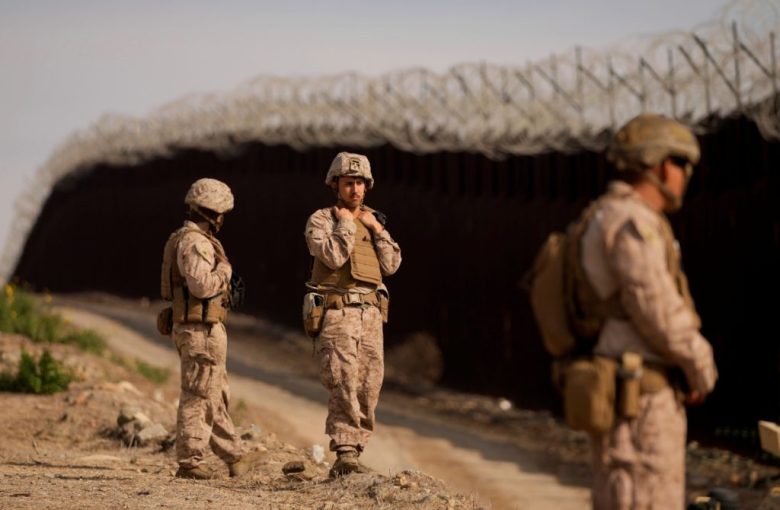 Marines del ejército de los Estados Unidos observan el tamaño del muro fronterizo, uno de los dos que separan la ciudad mexicana de Tijuana con San Diego, California. En los últimos días, sobre todo desde que el presidente estadounidense Donald Trump endureció las medidas en contra la migración en su frontera sur, la actividad militar ha comenzado a verse como algo muy común en los diferentes cruces