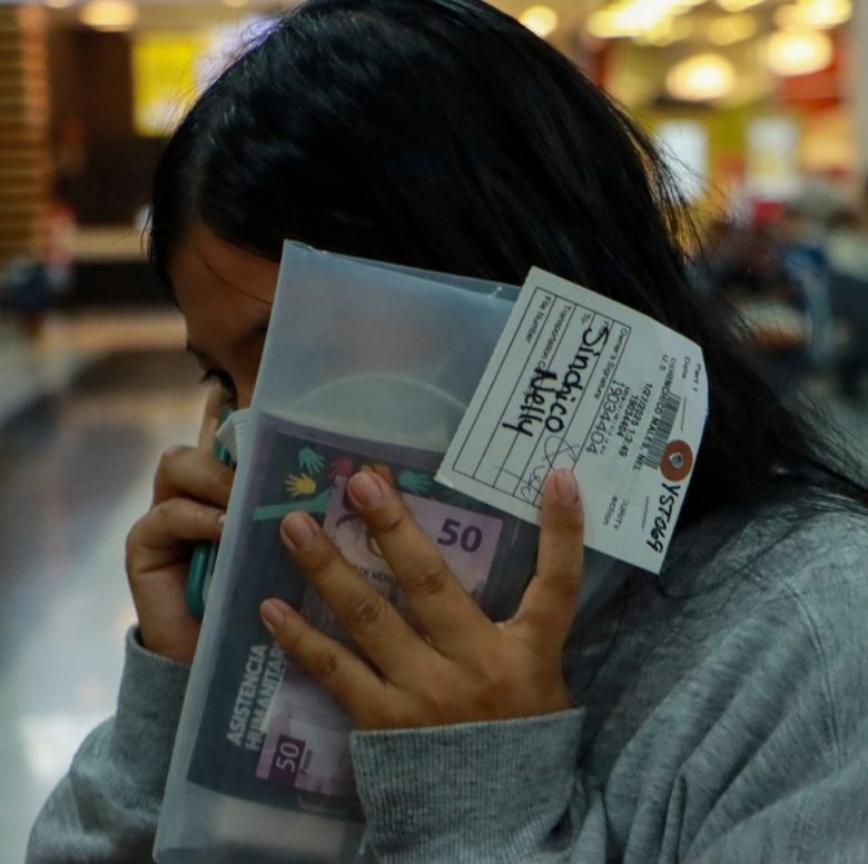 Migrantes hondureños bajan de un avión militar tras ser deportados