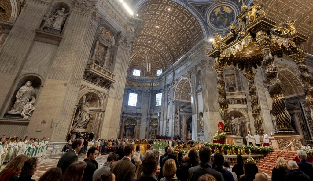 El cardenal José Tolentino de Mendoza preside la misa de ayer en la Basílica de San Pedro, en El Vaticano