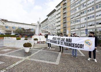 El papa Francisco continúa trabajando desde el hospital