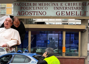 El papa Francisco, en estado crítico: tiene más dolor y recibe oxígeno